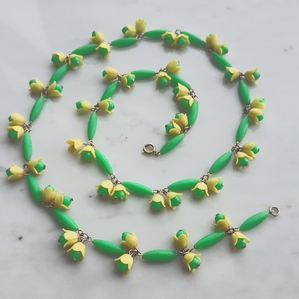 🌼 Vintage '50s celluloid plastic necklace